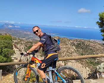 Guided e-bike tour between natural pools and mountains in San Teodoro