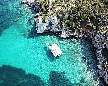 Escursione di mezza giornata in catamarano nel Parco di Porto Conte ad Alghero con aperitivo