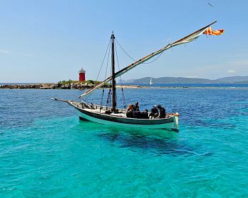 Escursione di mezza giornata in barca a vela d'epoca nel Golfo di Alghero con degustazione