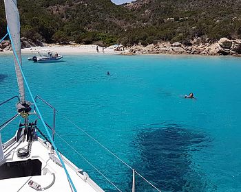 Escursione di un'intera giornata in barca a vela nell'Arcipelago di La Maddalena da Palau