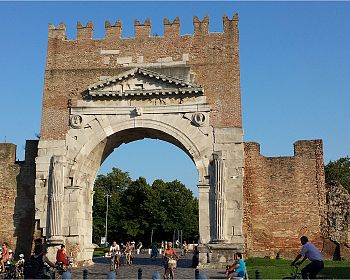 Escursione in e-bike di mezza giornata a Rimini e nella Valle del Marecchia
