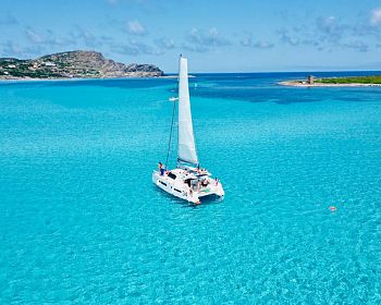 Escursione di mezza giornata in catamarano a La Pelosa da Stintino con aperitivo