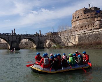 Esperienza di rafting nel cuore di Roma
