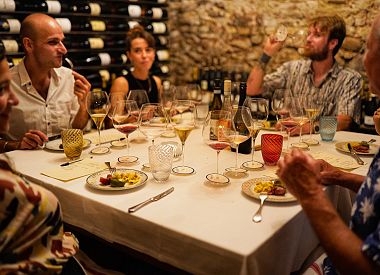 Degustazione di 3 vini del Garda e cibo locale a Valeggio