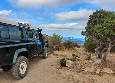 Tour di mezza giornata in Jeep con Trekking a Rio Pitrisconi a San Teodoro