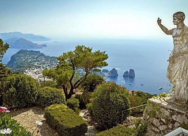Insel Capri mit Blauer Grotte aus Rom
