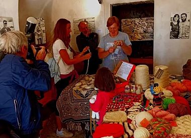 Erkundung von Castel Del Monte: Geführte Dorftour und traditioneller Garnworkshop
