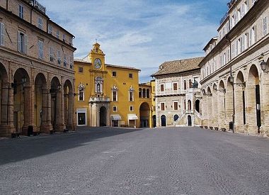Fermo: city walking tour among Suggestive alleys and incredible stories