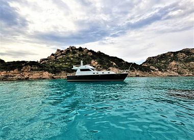 Escursione giornaliera in barca a motore dell'Arcipelago di La Maddalena da Palau