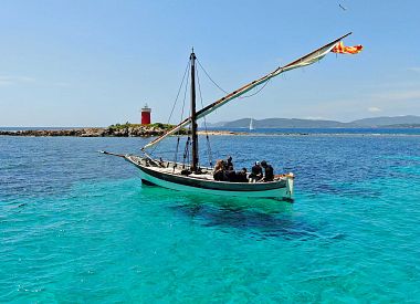 Half-day sailing excursion by vintage boat in the Gulf of Alghero with tasting