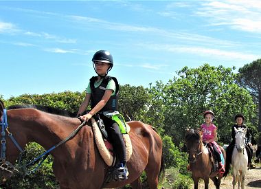 Escursione a cavallo per bambini a Sedini nel territorio di Castelsardo