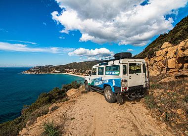 Tour giornaliero in Jeep da Cagliari a Villasimius tra spiagge e montagne