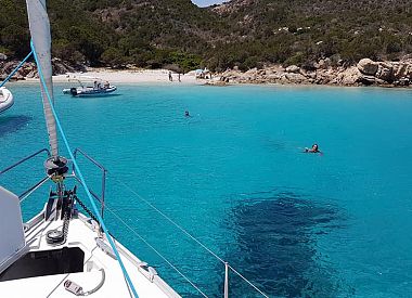 Escursione di un'intera giornata in barca a vela nell'Arcipelago di La Maddalena da Palau