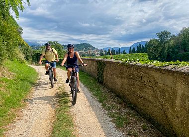 E-Bike-Tour und Weinprobe im Schloss von Pastrengo