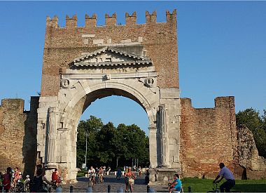 Escursione in e-bike di mezza giornata a Rimini e nella Valle del Marecchia