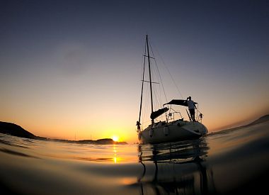 Escursione al tramonto in barca a vela nel Golfo dell'Asinara da Stintino