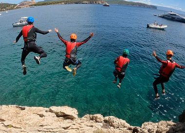 Coasteering in der Cala Dragunara im Porto Conte Park in Alghero