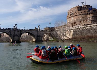 Esperienza di rafting nel cuore di Roma