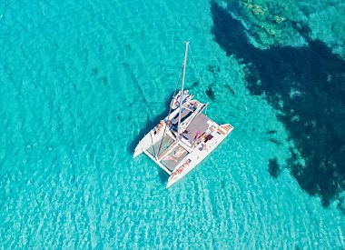 Catamaran tour among the islands of the La Maddalena Archipelago from Cannigione