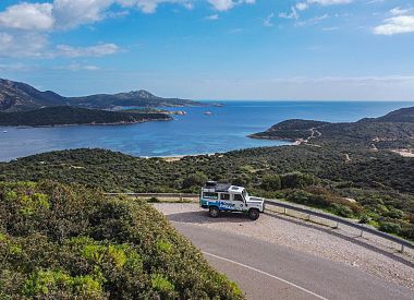 Tour giornaliero in Jeep da Cagliari a Chia tra spiagge e montagne