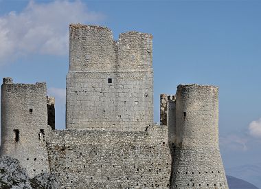 Scopri l'Abruzzo medioevale: il Castello di Rocca Calascio e Santo Stefano di Sessanio con pranzo tipico abruzzese.