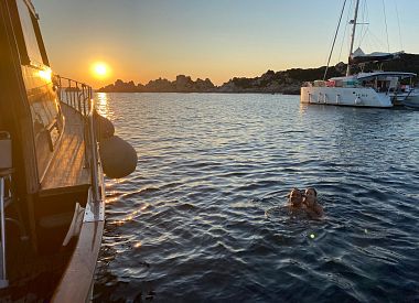 Sonnenuntergangstour im Oldtimer-Holzboot im La Maddalena-Archipel ab Palau