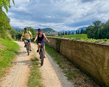 E-bike tour panoramico del lago di Garda con degustazione vini nel forte austriaco